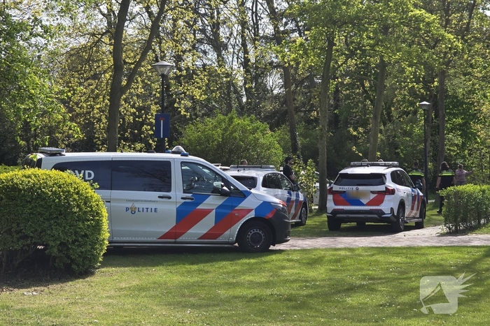 Politie en arrestatieteam halen persoon met verward gedrag uit woning