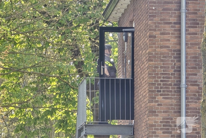 Politie en arrestatieteam halen persoon met verward gedrag uit woning