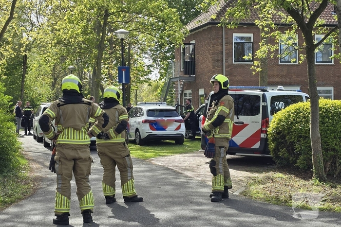 Politie en arrestatieteam halen persoon met verward gedrag uit woning