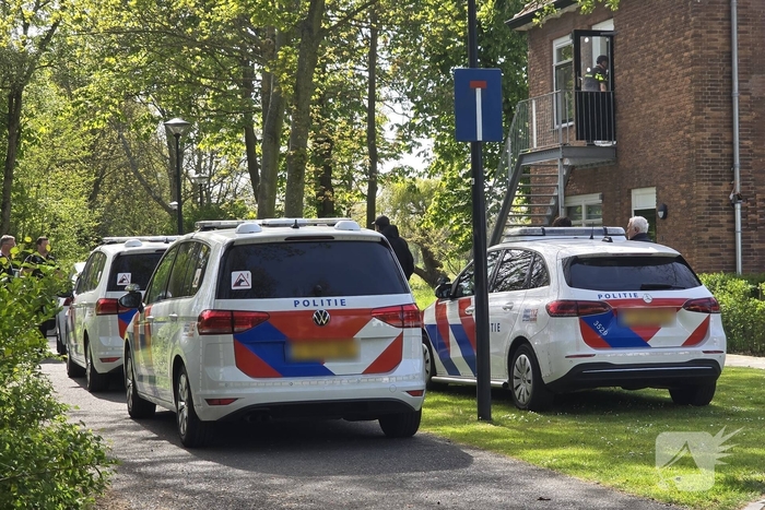 Politie en arrestatieteam halen persoon met verward gedrag uit woning