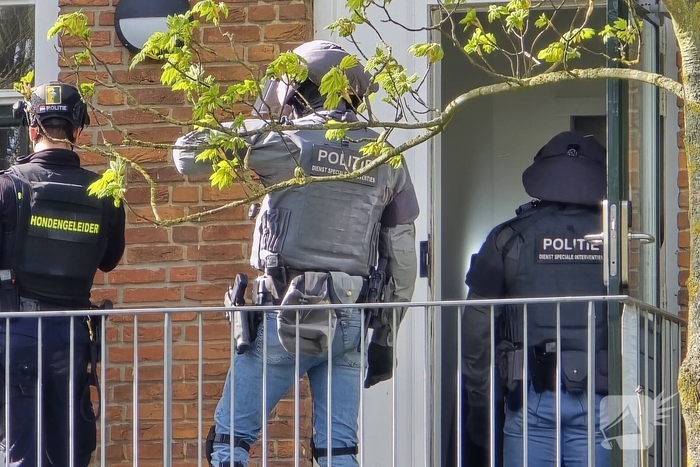 Politie en arrestatieteam halen persoon met verward gedrag uit woning