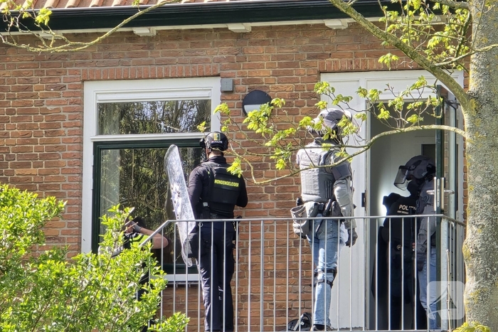 Politie en arrestatieteam halen persoon met verward gedrag uit woning