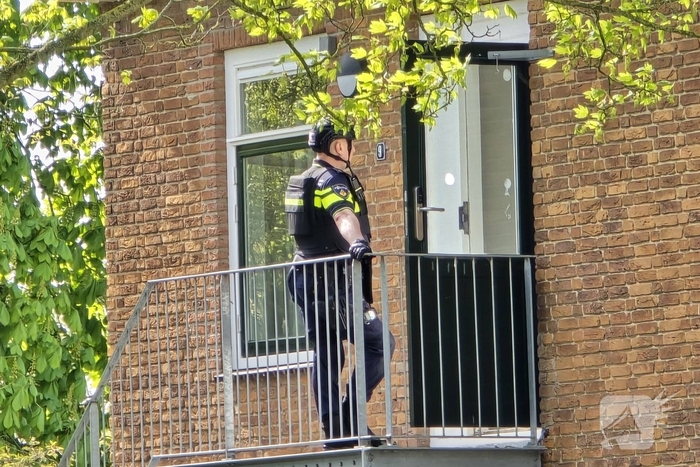 Politie en arrestatieteam halen persoon met verward gedrag uit woning
