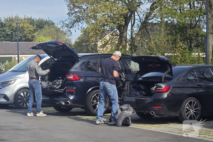 Politie en arrestatieteam halen persoon met verward gedrag uit woning