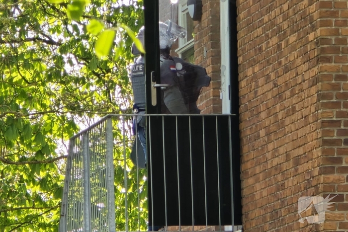 Politie en arrestatieteam halen persoon met verward gedrag uit woning