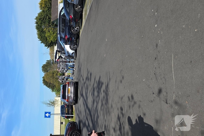 Politie en arrestatieteam halen persoon met verward gedrag uit woning