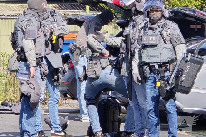 Politie en arrestatieteam halen persoon met verward gedrag uit woning