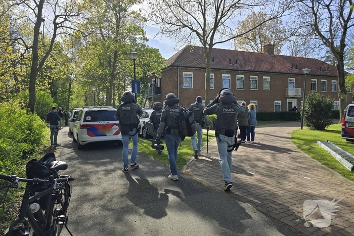Politie en arrestatieteam halen persoon met verward gedrag uit woning