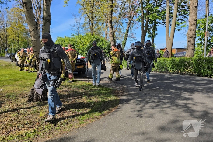 Politie en arrestatieteam halen persoon met verward gedrag uit woning