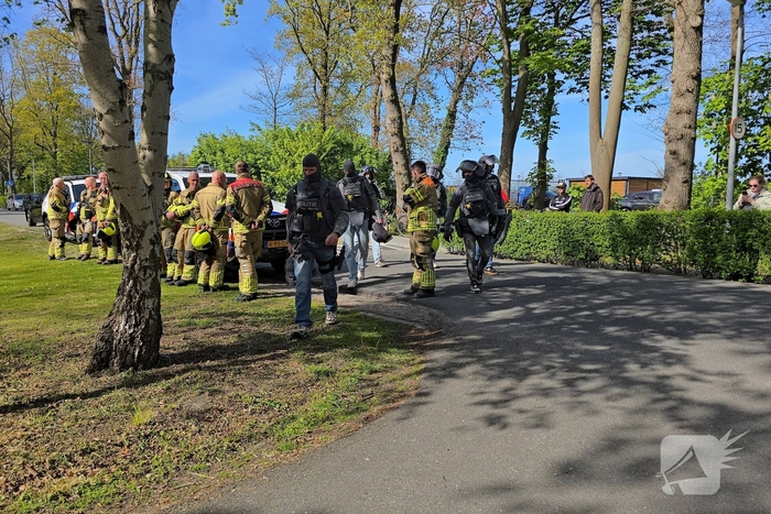 Politie en arrestatieteam halen persoon met verward gedrag uit woning