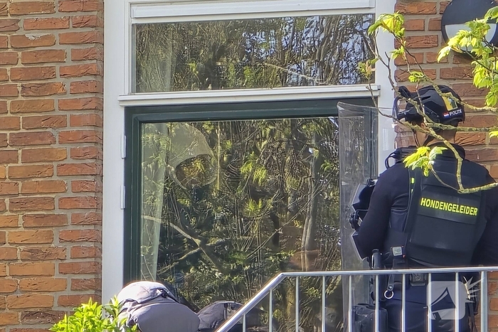 Politie en arrestatieteam halen persoon met verward gedrag uit woning
