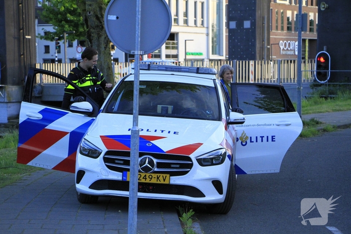Voetganger aangereden door auto en blijft met lichte verwondingen achter