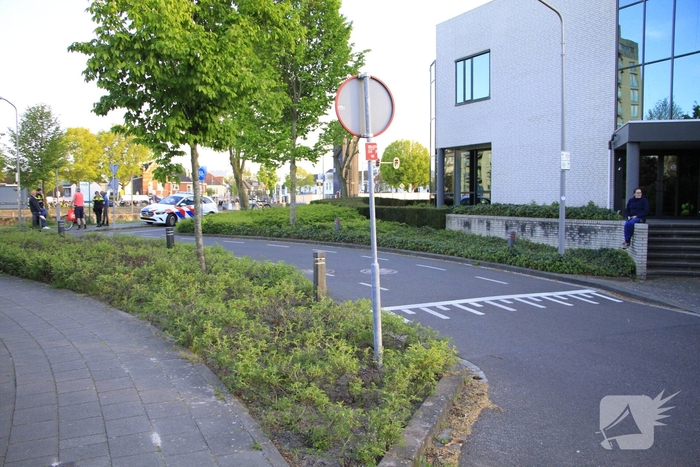 Voetganger aangereden door auto en blijft met lichte verwondingen achter