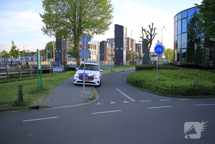 Voetganger aangereden door auto en blijft met lichte verwondingen achter