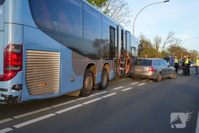 Automobilist in botsing met stadsbus