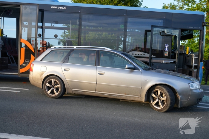 Automobilist in botsing met stadsbus