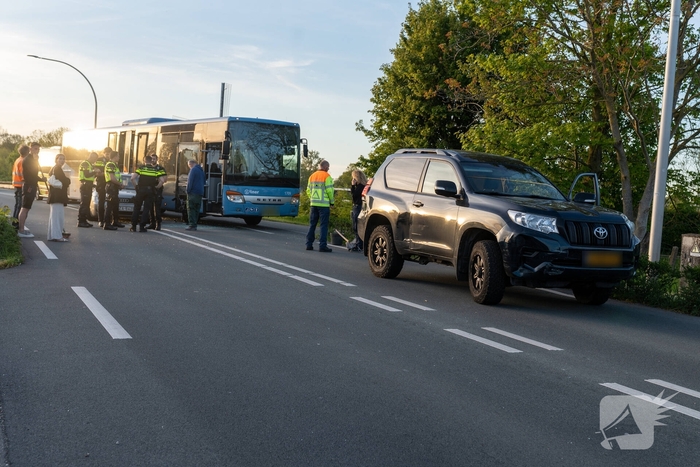 Automobilist in botsing met stadsbus