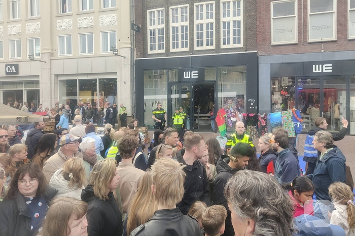 Gaslekkage naast drukke vrijmarkt