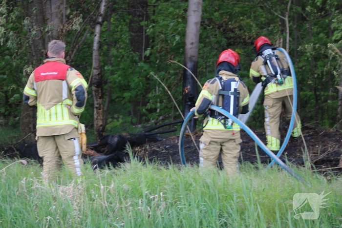 Brandende boomstammen moeilijk te bereiken