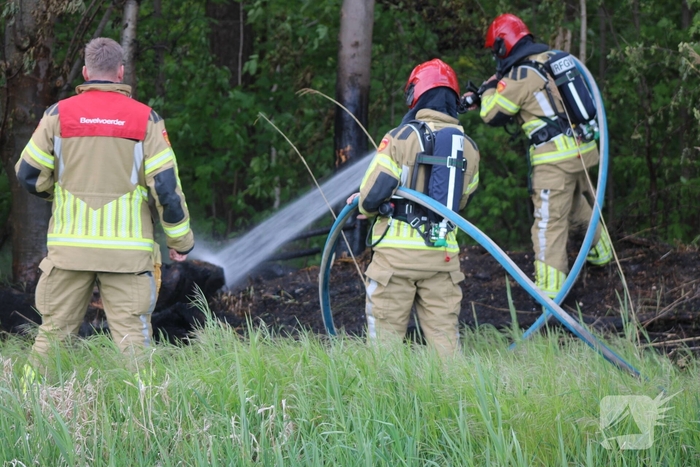 Brandende boomstammen moeilijk te bereiken