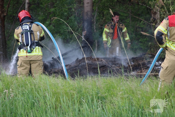 Brandende boomstammen moeilijk te bereiken