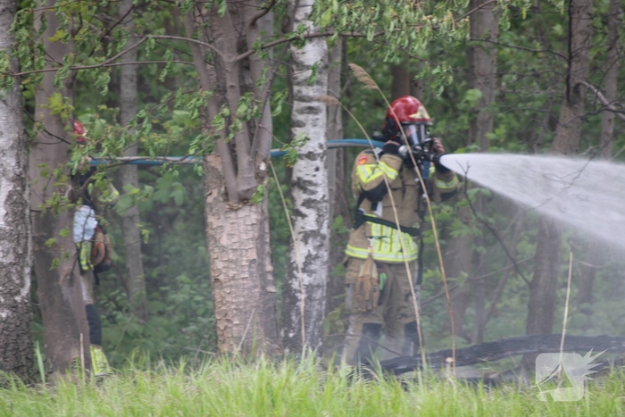 Brandende boomstammen moeilijk te bereiken
