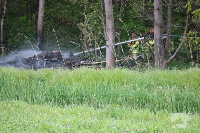 Brandende boomstammen moeilijk te bereiken