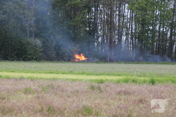 Brandende boomstammen moeilijk te bereiken