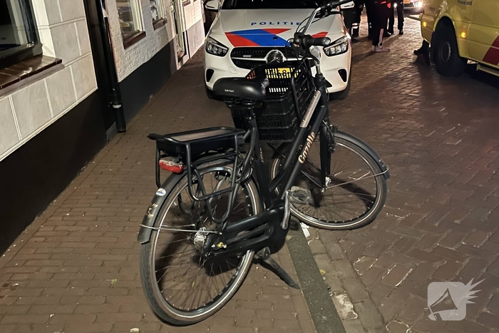 Fietser botst met personenauto