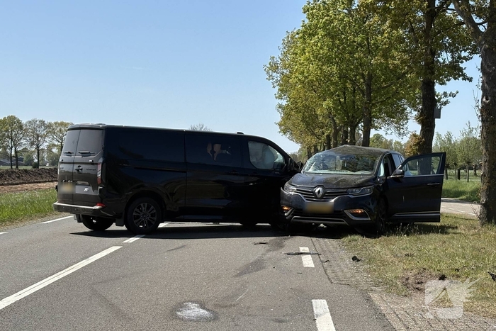 Botsing tussen auto en bus zonder gewonden