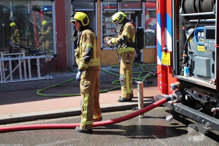 Grote brand met explosies in woning