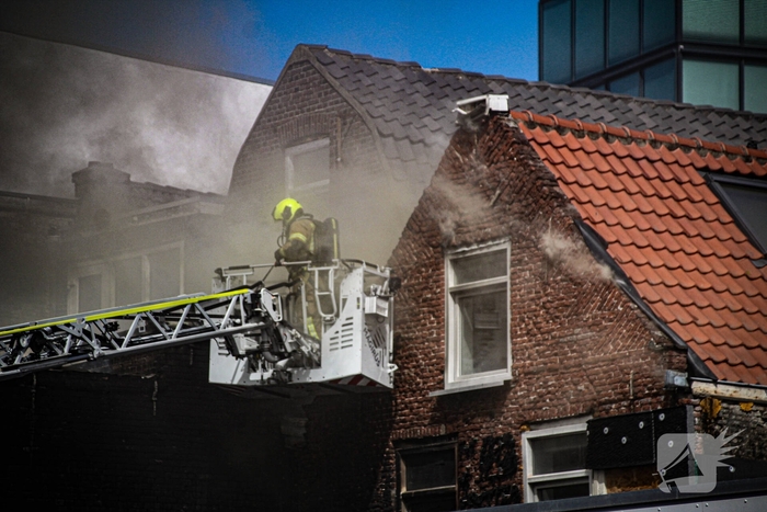 Grote brand met explosies in woning