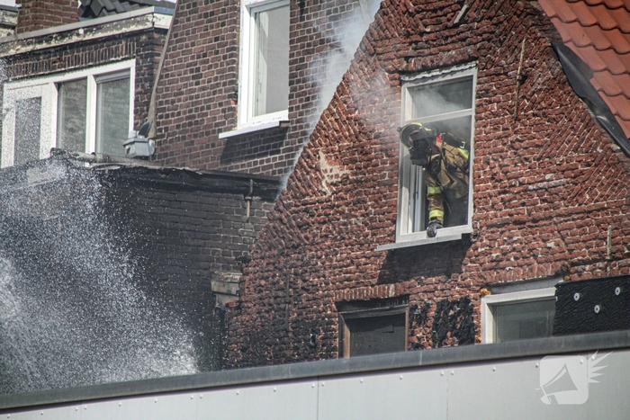 Grote brand met explosies in woning