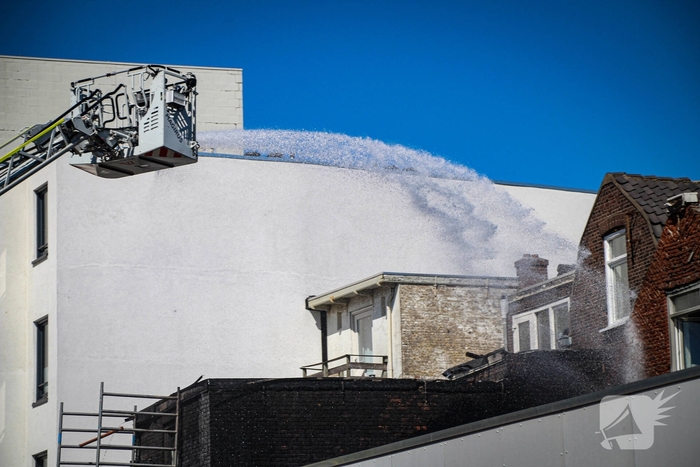 Grote brand met explosies in woning