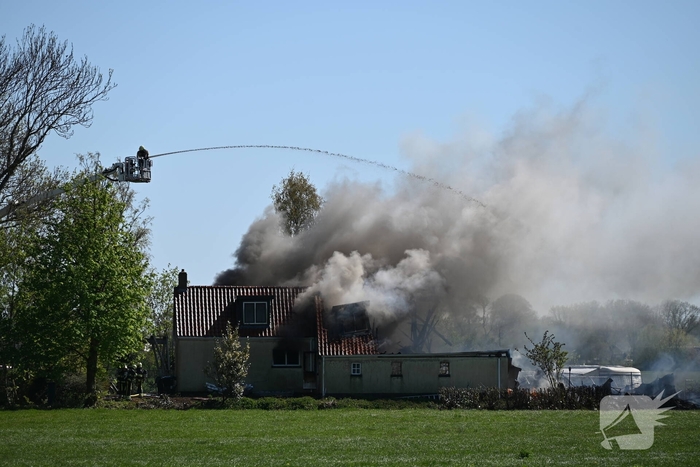 Brand in woonboerderij leidt tot grote inzet van hulpdiensten