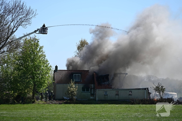 Brand in woonboerderij leidt tot grote inzet van hulpdiensten