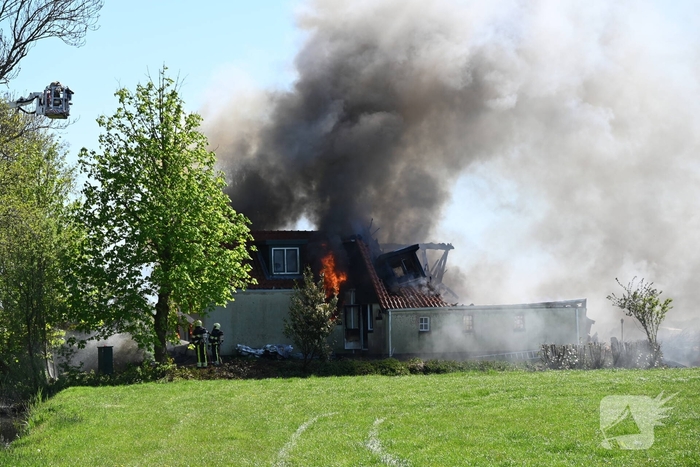 Brand in woonboerderij leidt tot grote inzet van hulpdiensten