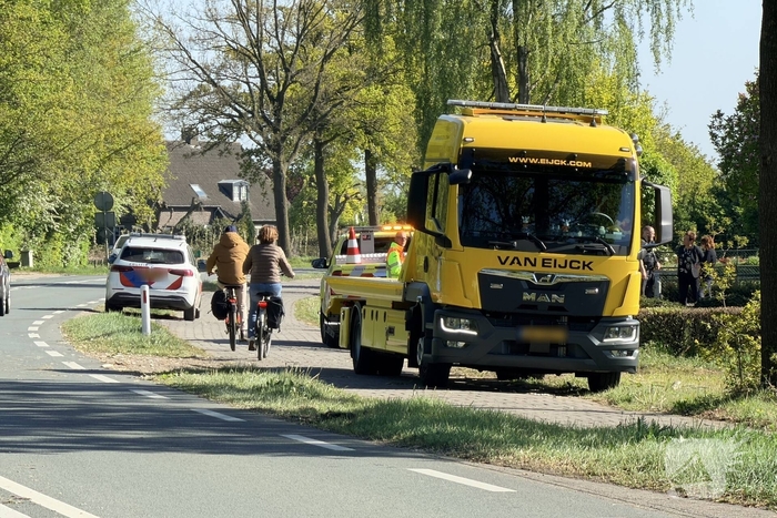 Boom valt op auto, inzittenden met schrik vrijgekomen