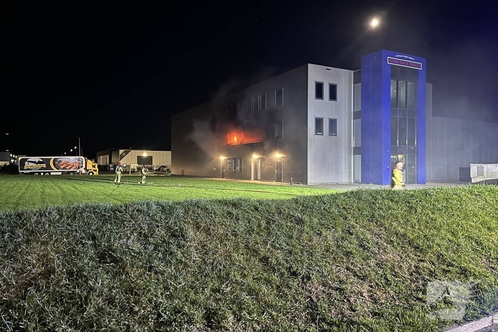 Brandweer bestrijdt ernstige brand
