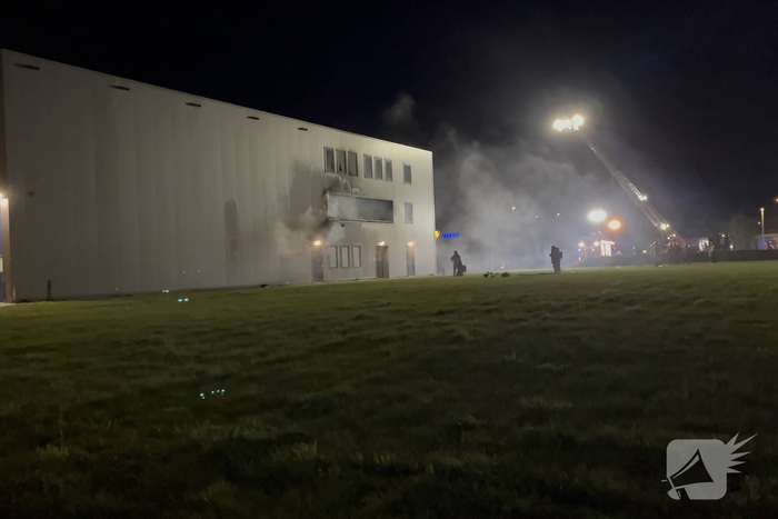 Brandweer bestrijdt ernstige brand
