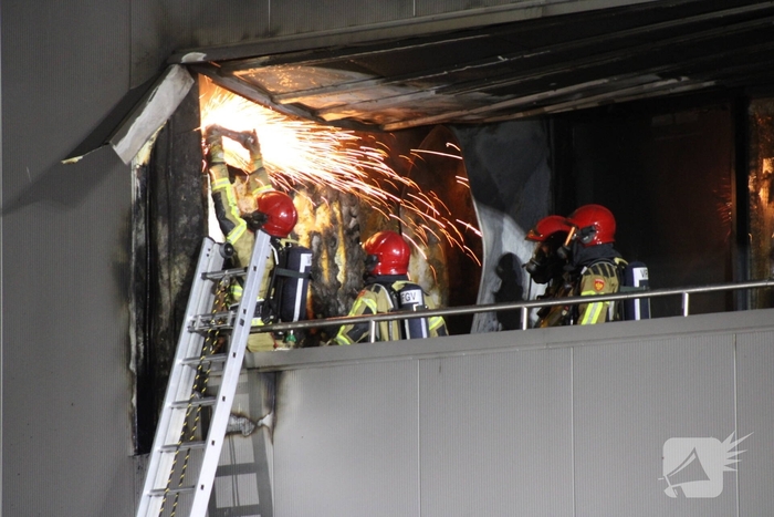 Brandweer bestrijdt ernstige brand