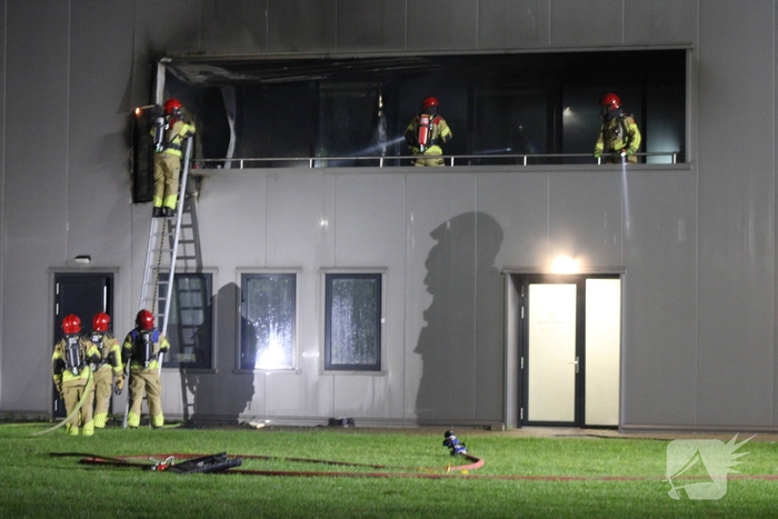 Brandweer bestrijdt ernstige brand