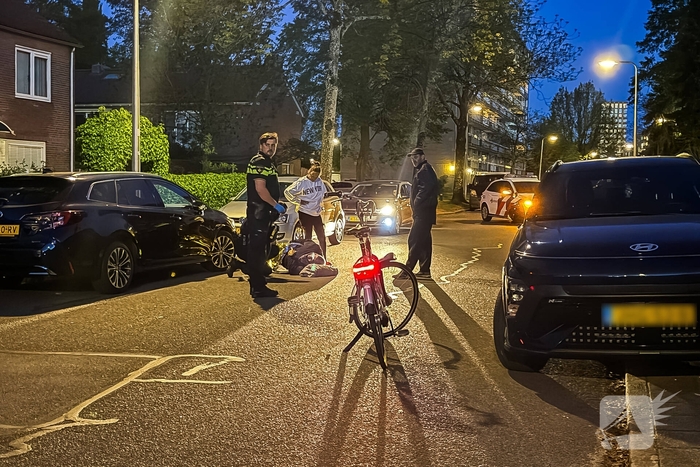 Fietser gewond bij botsing met geparkeerde auto's