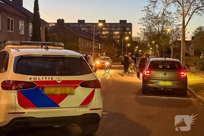 Fietser gewond bij botsing met geparkeerde auto's