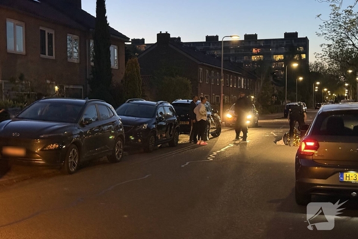 Fietser gewond bij botsing met geparkeerde auto's
