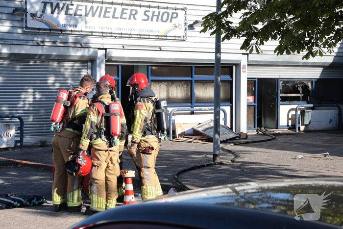 Felle brand veroorzaakt schade in bedrijfsverzamelcomplex