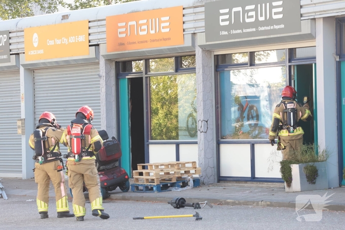 Felle brand veroorzaakt schade in bedrijfsverzamelcomplex