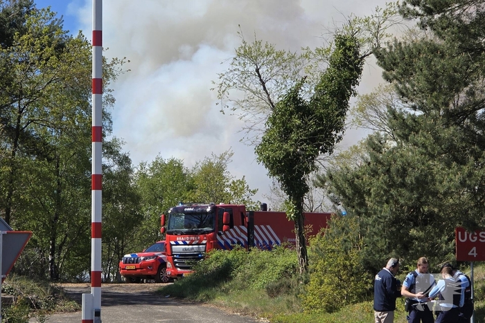 Rook in wijde omtrek zichtbaar bij grote natuurbrand op artillerieterrein