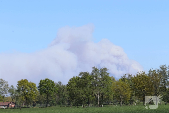 Rook in wijde omtrek zichtbaar bij grote natuurbrand op artillerieterrein