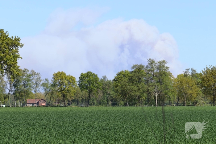 Rook in wijde omtrek zichtbaar bij grote natuurbrand op artillerieterrein